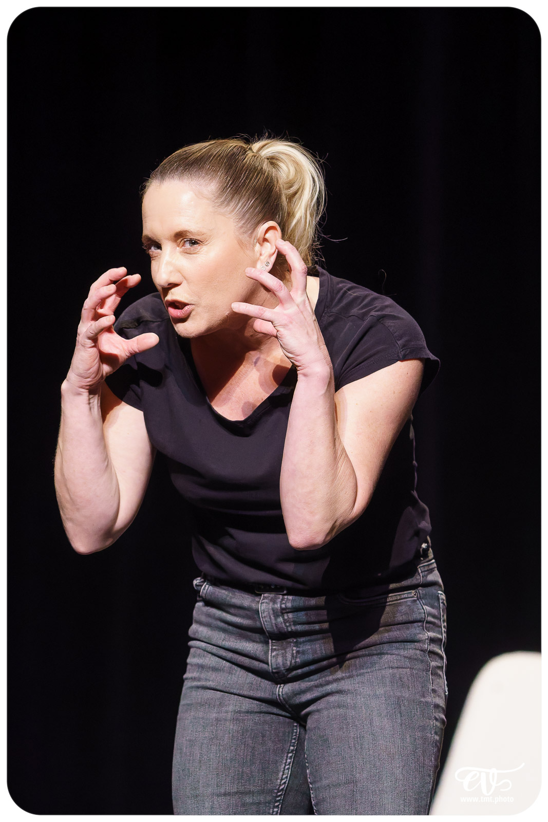 LES CHATOUILLES OU LA DANSE DE LA COLÈRE (ANDRÉA BESCOND)